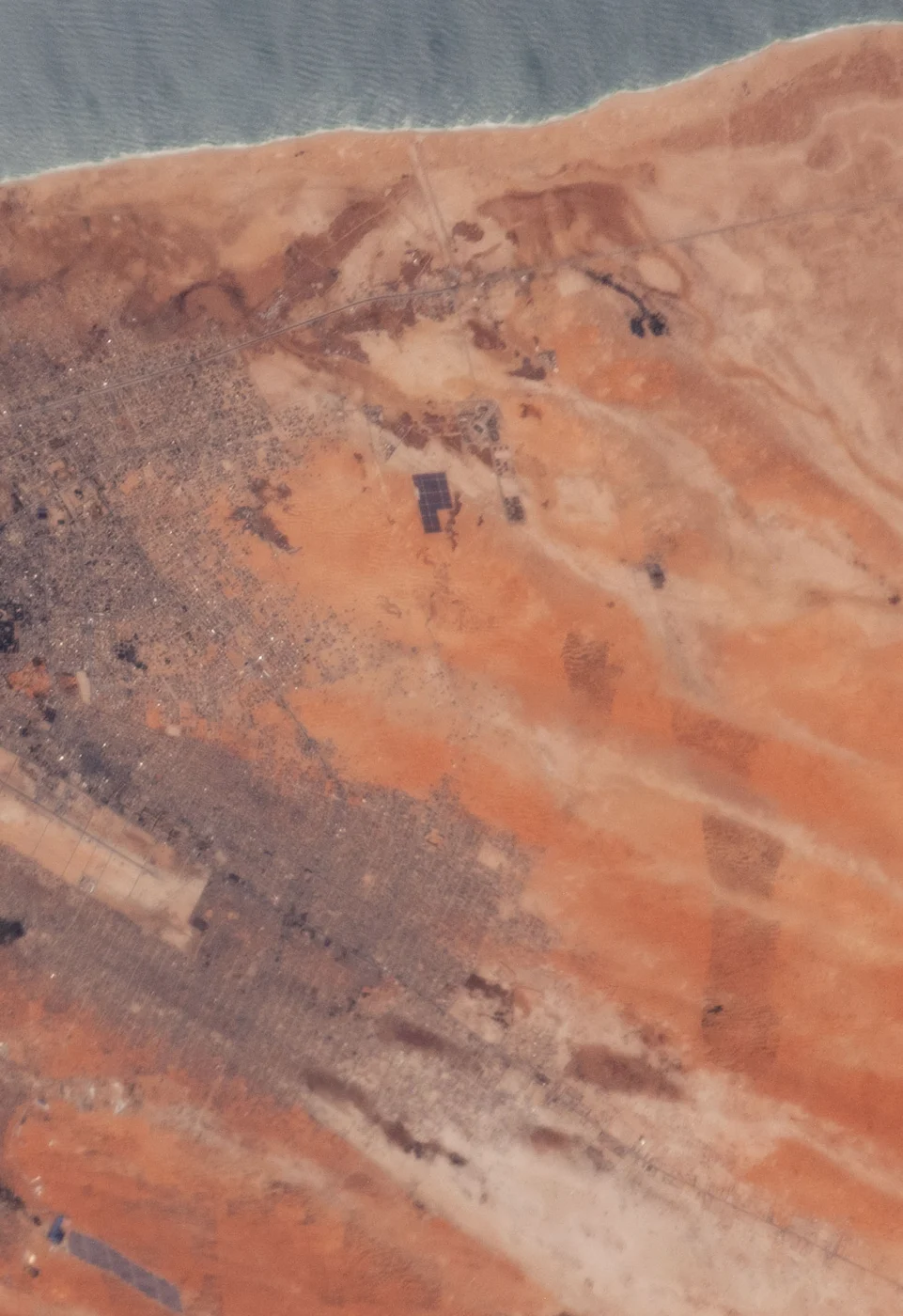 Vue de Nouakchott depuis l’ISS : université et installations solaires